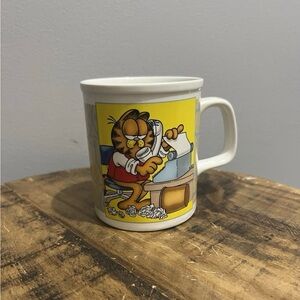 GARFIELD MUG "WHEN IT COMES TO TYPING I'M ALL PAWS" SAYING MUG NICE CLEARANCE
